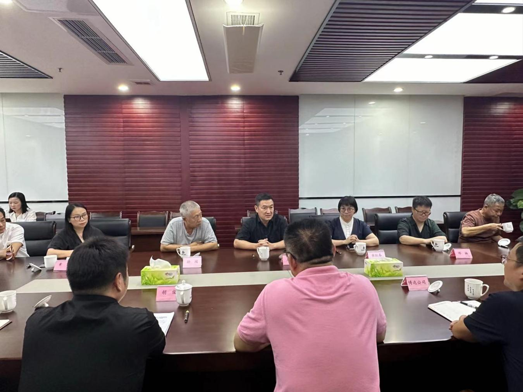 9月3日，四川美術(shù)學(xué)院黨委常委、副院長(zhǎng)王朝剛一行蒞臨我司。此次來(lái)訪圍繞四方塊文旅商業(yè)街區(qū)項(xiàng)目建設(shè)進(jìn)行指導(dǎo).png